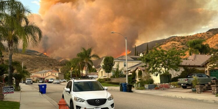 Wildfire in Southern California grows amid high temps