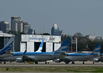Strike at Argentina's flagship airline hits 30,000 passengers