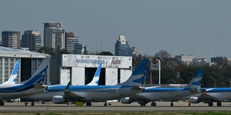 Strike at Argentina's flagship airline hits 30,000 passengers