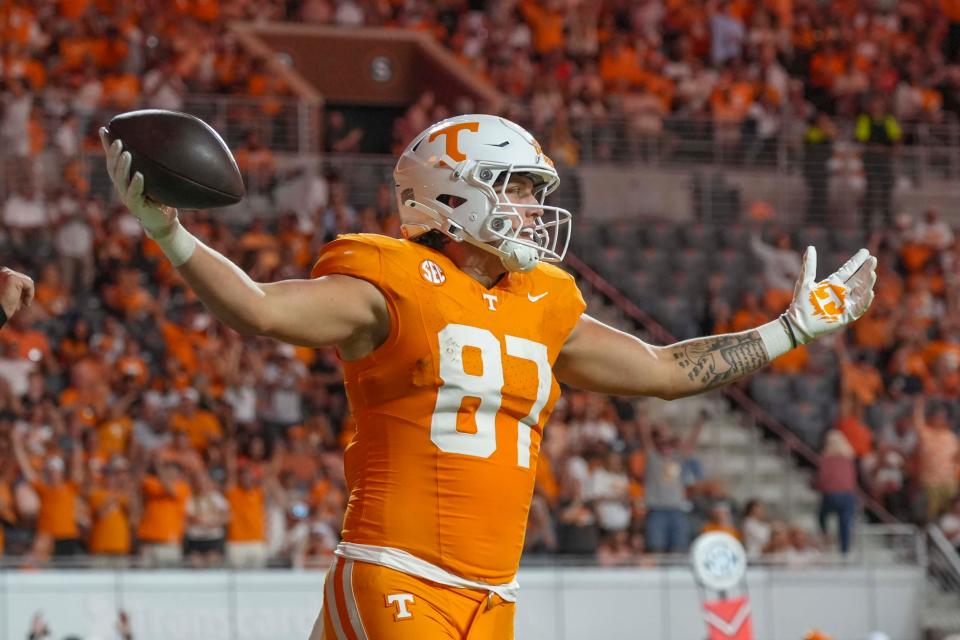 Tennessee tight end Miles Kitselman (87) scores a touchdown during a NCAA game between Tennessee and Kent State in Neyland Stadium in Knoxville on Saturday, Sept. 14, 2024.