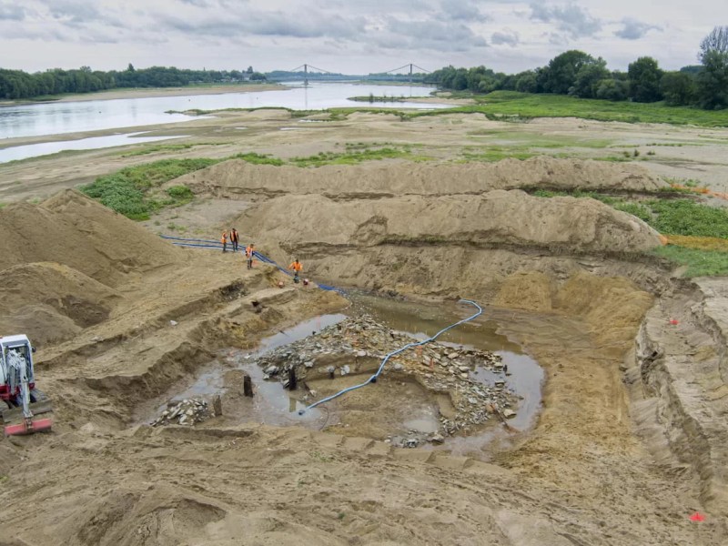 Roman Structure and Carolingian Vessel Discovered in the Loire Riverbed