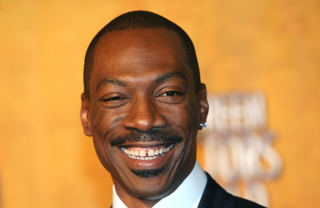 Eddie Murphy smiles at event.