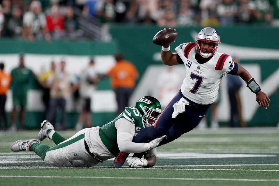 EAST RUTHERFORD, NEW JERSEY - SEPTEMBER 19: Quinnen Williams #95 of the New York Jets tackles Jacoby Brissett #7 of the New England Patriots during the third quarter in the game at MetLife Stadium on September 19, 2024 in East Rutherford, New Jersey. (Photo by Sarah Stier/Getty Images)