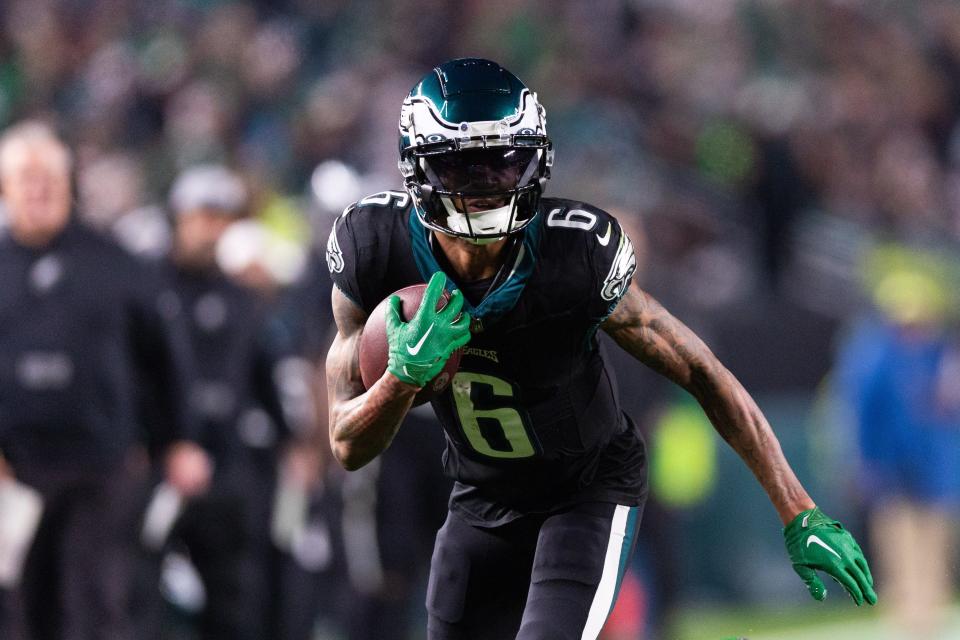 Dec 25, 2023; Philadelphia, Pennsylvania, USA; Philadelphia Eagles wide receiver DeVonta Smith (6) runs with the ball after a catch against the New York Giants during the second quarter at Lincoln Financial Field. Mandatory Credit: Bill Streicher-USA TODAY Sports