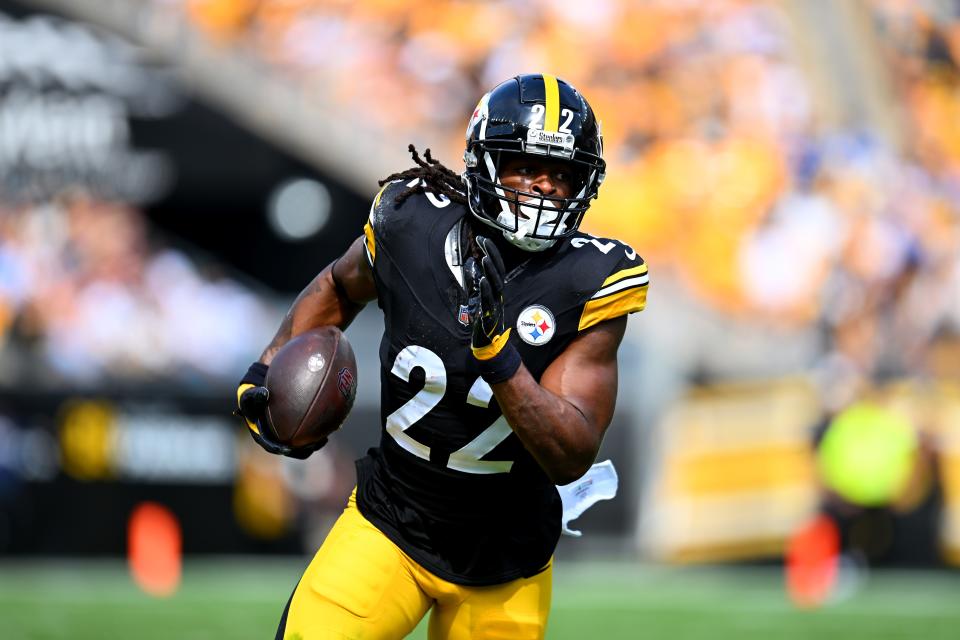 PITTSBURGH, PENNSYLVANIA - SEPTEMBER 22: Najee Harris #22 of the Pittsburgh Steelers carries the ball against the Los Angeles Chargers during the second quarter of the game at Acrisure Stadium on September 22, 2024 in Pittsburgh, Pennsylvania. (Photo by Joe Sargent/Getty Images)