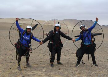 Paramotorists soar across remote Peru desert to collect threatened plants