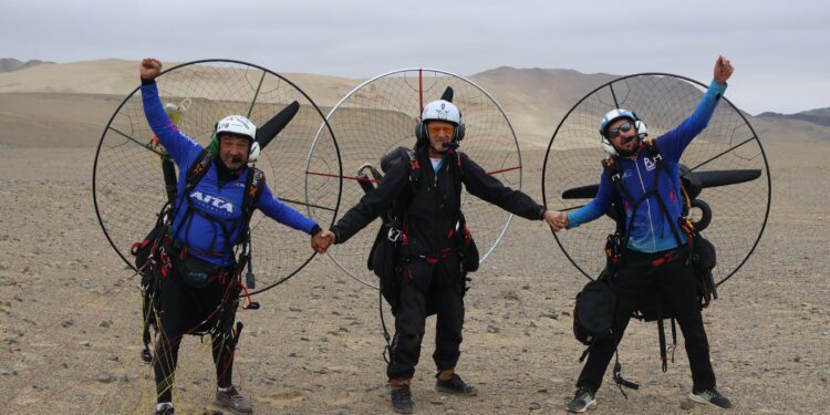 Paramotorists soar across remote Peru desert to collect threatened plants