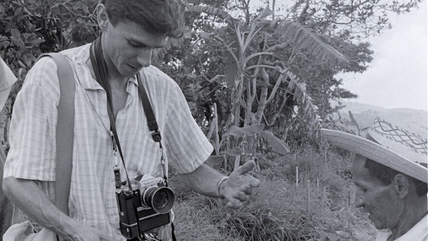 Robert Nickelsberg photographing a campesino in El Salvador in 1983.