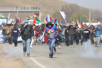 Simpatizantes del expresidente de Bolivia y líder del oficialismo, Evo Morales, se enfrentan con seguidores del presidente de Bolivia, Luis Arce, el pasado¡ martes, en la carretera La Paz-Oruro, municipio de Vila Vila (Bolivia). EFE/ Luis Gandarillas
