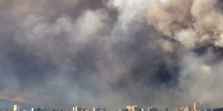 Six hurt in Ecuador as firefighters battle blazes choking capital