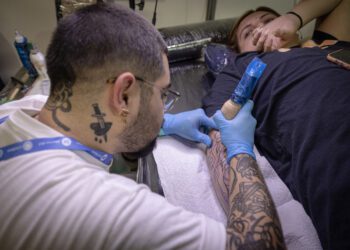 Más de cien tatuadores de América están en Guatemala para exhibir su arte