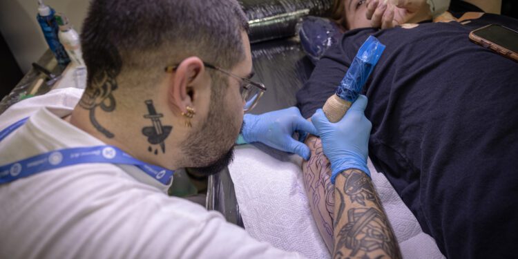 Más de cien tatuadores de América están en Guatemala para exhibir su arte