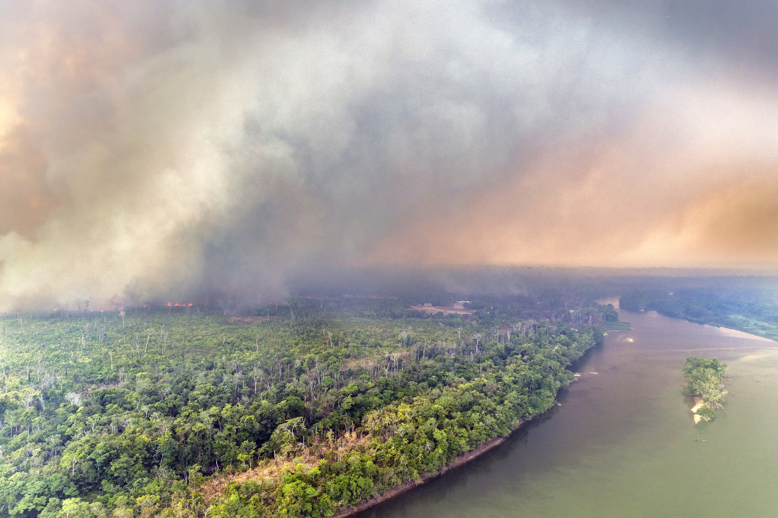 Fire on the banks of the drought-stricken Xingu River in the Capoto-Jarina Indigenous Territory on September 12th, 2024. Photo © Marizilda Cruppe / Greenpeace.