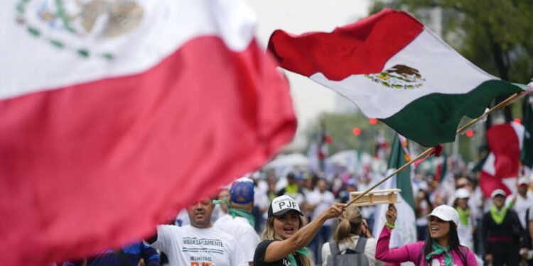 Judicial workers protest the government's proposed judicial reform, which would make judges stand for election, outside the Senate in Mexico City, Tuesday, Sept. 10, 2024. (AP Photo/Eduardo Verdugo)