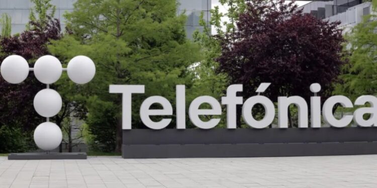 América Móvil, Telefónica Explore Joint Bid for WOM Assets