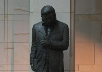 Arkansas students ‘stunned’ at unveiling of Johnny Cash statue in D.C.
