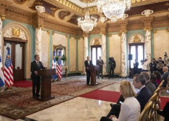 Aux côtés du secrétaire d'Etat américain, le président dominicain ouvert à "normaliser" les relations avec Haïti