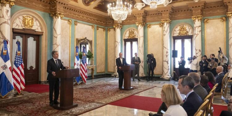 Aux côtés du secrétaire d'Etat américain, le président dominicain ouvert à "normaliser" les relations avec Haïti