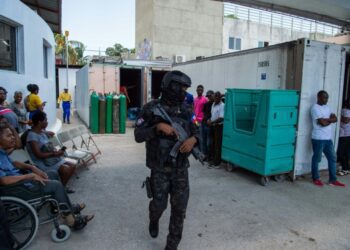 A police officer patrols during a visit of Haitian Prime Minister Garry Conille at Hospital Bernard Mevs in Port-au-Prince, Haiti on August 28, 2024 (Clarens SIFFROY)