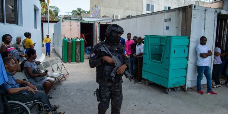A police officer patrols during a visit of Haitian Prime Minister Garry Conille at Hospital Bernard Mevs in Port-au-Prince, Haiti on August 28, 2024 (Clarens SIFFROY)