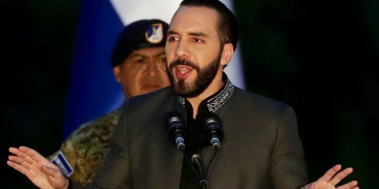 Bukele da por "desarticuladas" las pandillas en El Salvador con un balance de 82.000 encarcelados