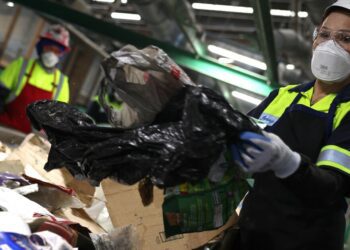 California’s first plastic bag ban made things worse. Now it’s trying again | WFAE 90.7