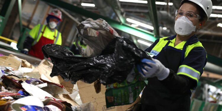 California’s first plastic bag ban made things worse. Now it’s trying again | WFAE 90.7