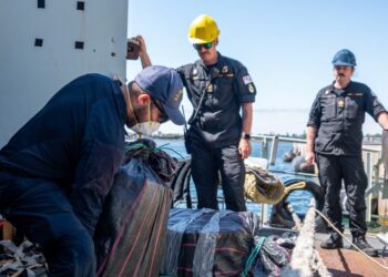 Canadian warship seizes 1,400 kilos of cocaine