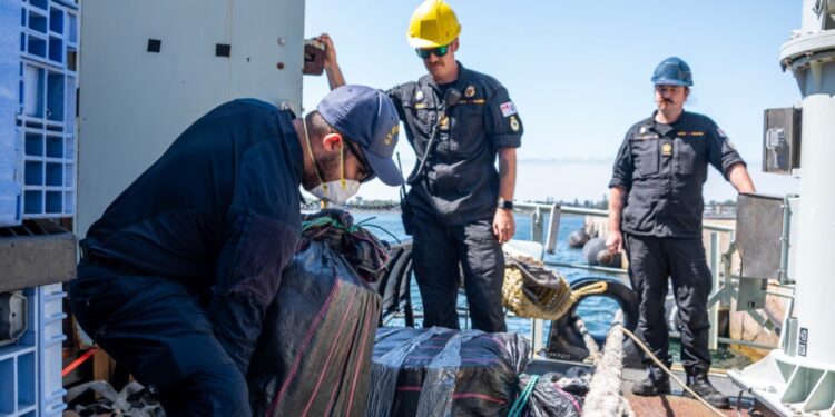 Canadian warship seizes 1,400 kilos of cocaine