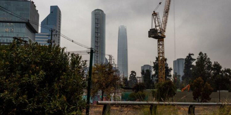 Chile to Restart Gradual Interest Rate Cuts as Economy See-Saws