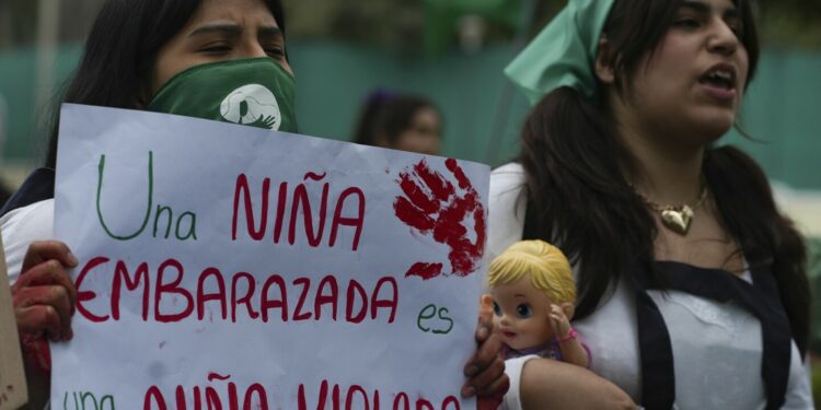 Cientos de mujeres marchan en ciudades de Latinoamérica por el derecho al aborto legal y seguro