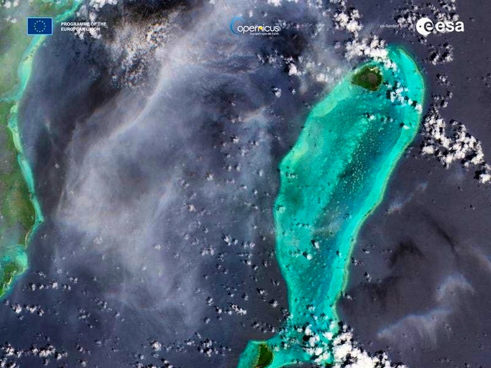 Satellite. The satellite image from Sentinel-2C shows Lighthouse Reef, part of the large coral reef system off the coast of Belize in Central America. Here you can see the famous Great Blue Hole - a huge marine sinkhole.