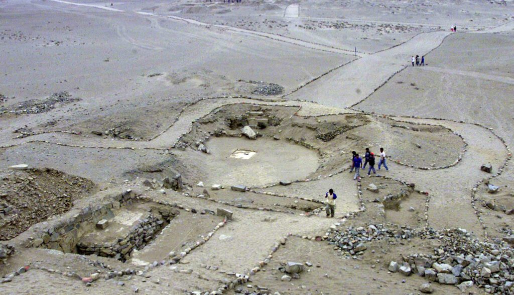 Vista general de la pirámide principal de Caral, un yacimiento arqueológico situado a 930 millas al noroeste de Lima que se cree que es la ciudad más antigua de América, el 23 de noviembre de 2001. Una plaza circular con gigantescos pórticos de piedra se asienta sobre la base de la pirámide principal. Caral, un complejo de seis pirámides, un anfiteatro y varios barrios, está siendo excavado desde 1994. (AP Photo/Silvia Izquierdo)