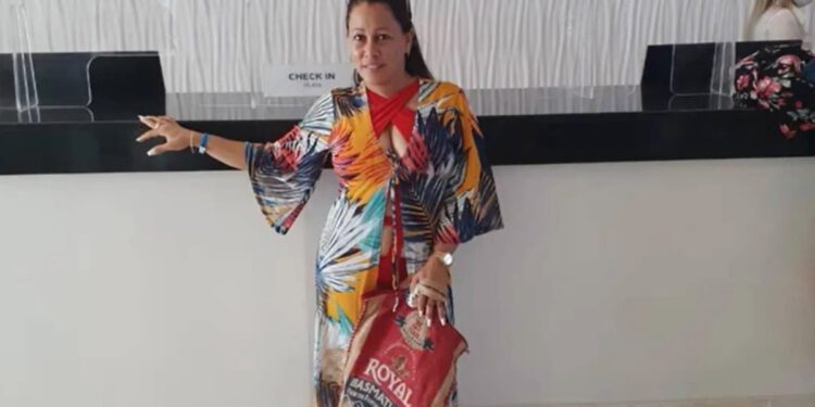 Cubana Mistakes US Rice Bag for Beach Tote: "I'm in Fashion"