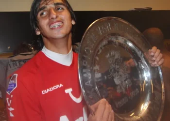 Bryan Ruiz explota de alegría con el título de la Eredivisie en sus manos. (Foto: Twente FC)