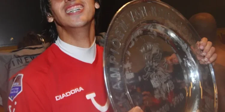 Bryan Ruiz explota de alegría con el título de la Eredivisie en sus manos. (Foto: Twente FC)