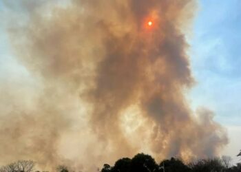 Dolores de cabeza, picazón en los ojos y dificultad para respirar: el humo de los incendios forestales ahoga a pueblos enteros en Bolivia