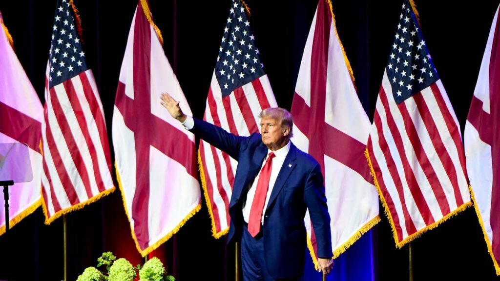 Donald Trump visits Alabama vs Georgia football game