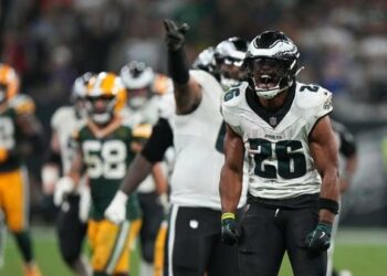 Eagles beat Packers in Brazil; Green Bay QB Love injured