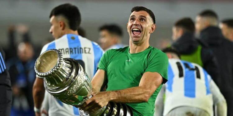 argentina s emiliano martinez celebrates with the copa america s trophy after the match world cup qualifiers match between argentina vs chile at estadio mas monumental buenos aires argentina on september 5 2024 photo reuters