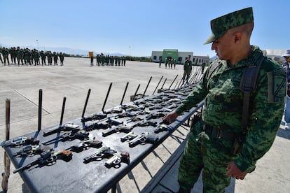 Destruction of weapons seized by the Mexican Army from organized crime groups in Santa María Rayón, in the State of Mexico, in March 2023.