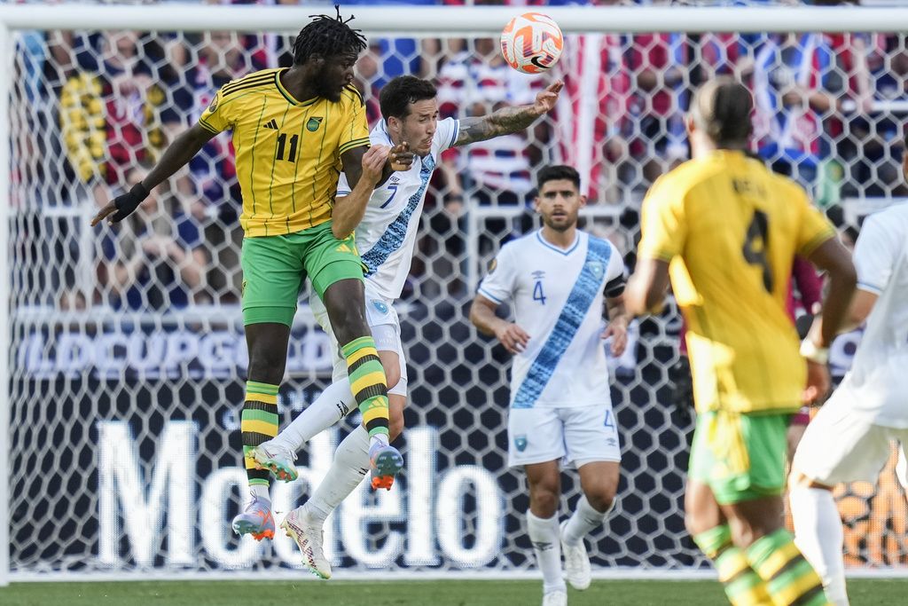 L'attaquant de la Jamaïque Shamar Nicholson face au défenseur du Guatemala Aaron Herrera, 9 juillet 2023
