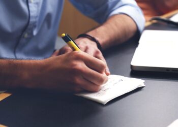 Liberty Latin America Ltd. (LILA): Warren Buffett’s Best Stock Performer of 2024