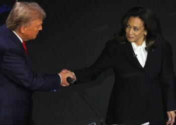 Live coverage of Tim Walz in Phoenix as Harris and Trump debate