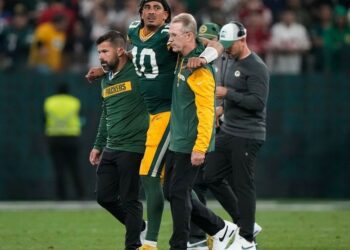 Love injured in final minute as Eagles beat Packers 34-29 in season opener in Brazil