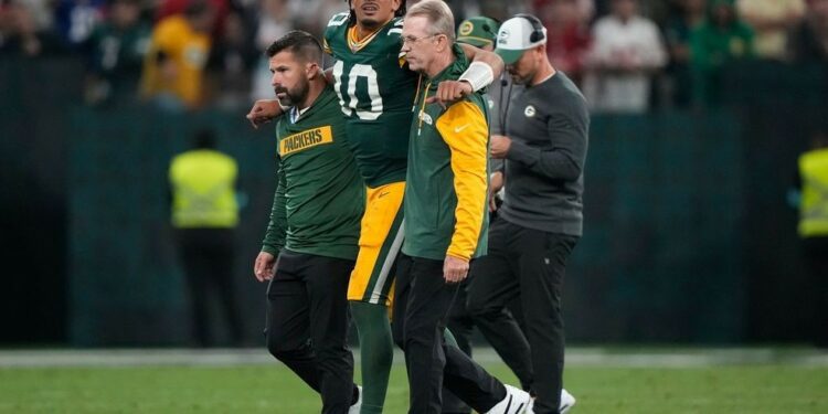 Love injured in final minute as Eagles beat Packers 34-29 in season opener in Brazil