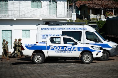 Soldados salvadoreños patrullan cerca a vehículos de la Policía Nacional Civil, este lunes en Pasaquina (El Salvador). 