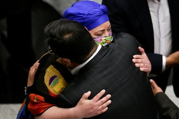 Marianela Prada abraza al presidente Luis Arce luego de la posesión de ministros en la Casa Grande del Pueblo, en La Paz, Bolivia, el 9 de noviembre de 2020. REUTERS/David Mercado