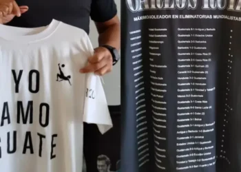 La camiseta blanca tiene la frase “Yo amo Guate” y la negra recuerda todos los goles de Carlos Ruiz por Eliminatorias. (Foto: Instagram de Carlos Ruiz)