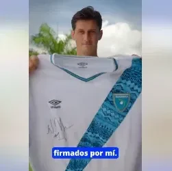 Hagen junto a su camiseta firmada.